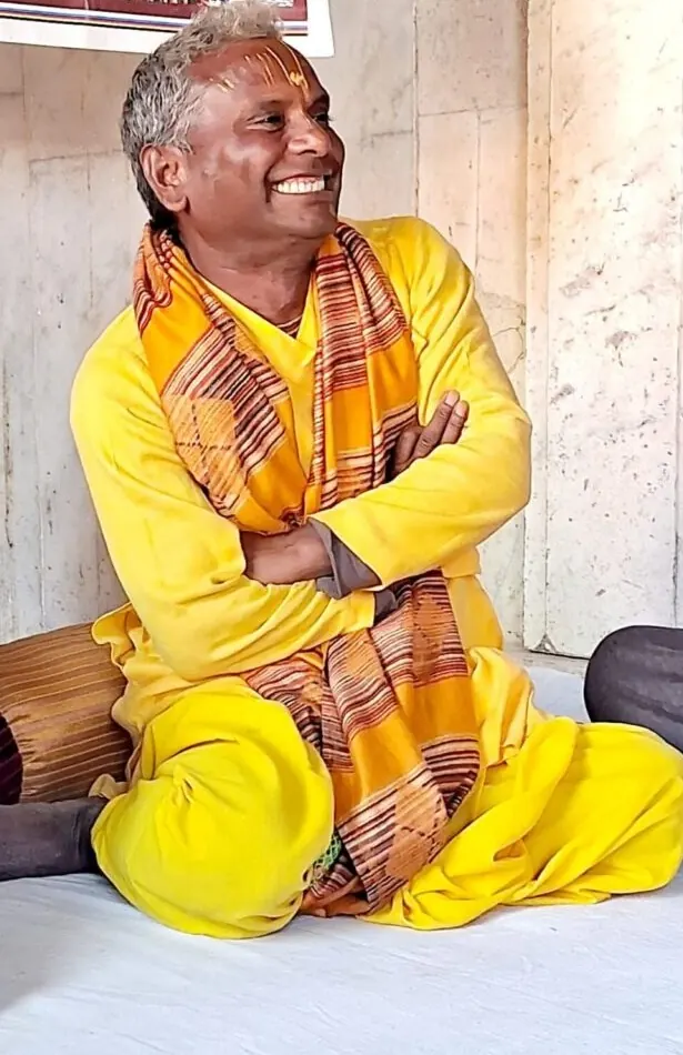 गोस्वामी श्री कृष्णानंद भट्ट जी महाराज, पीले वस्त्र और दुपट्टे में मुस्कुराते हुए