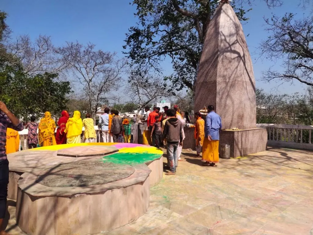 ऊंचागांव में श्री नारायण भट्ट जी की समाधि, गुलाल से रंगे आँगन में दर्शन करते भक्त